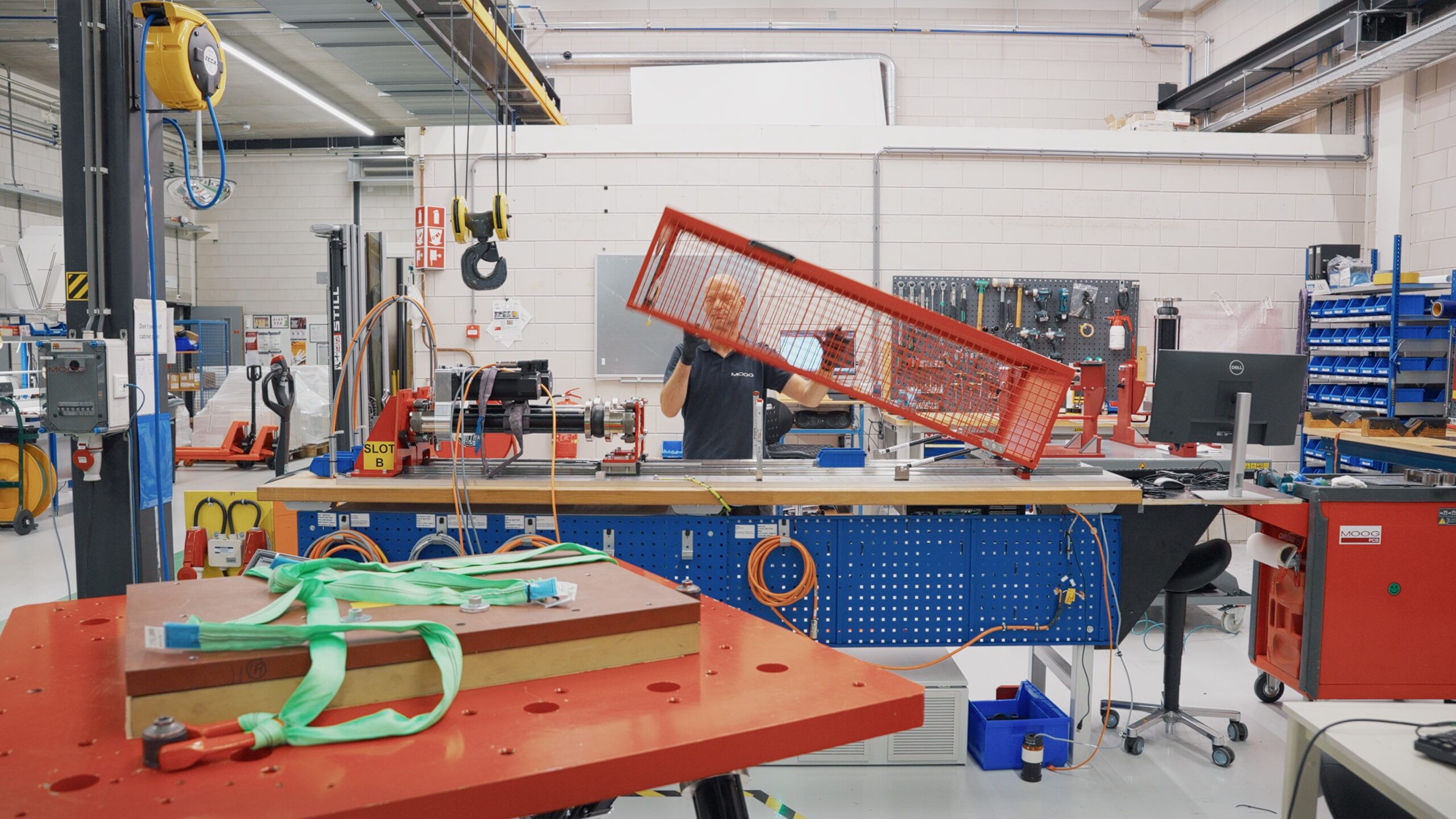 Technicus van Moog aan het werk in de servicehal